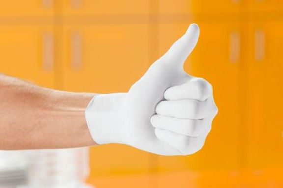 Eine Hand in weißen Handschuhe in "Daumen nach oben"-Haltung