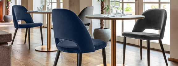 Fluwelen stoelen in een lounge