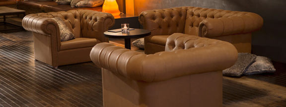 Stoel met kunstleder in een lounge