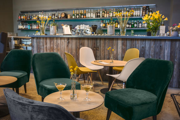 Bequeme Sessel und Kunststoffstühle in einer Lounge