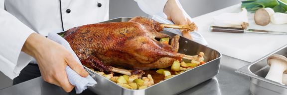 Bräter mit ganzem Hähnchen