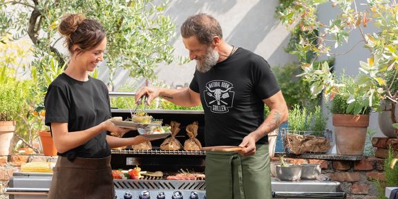 Frau und Mann beim Grillen