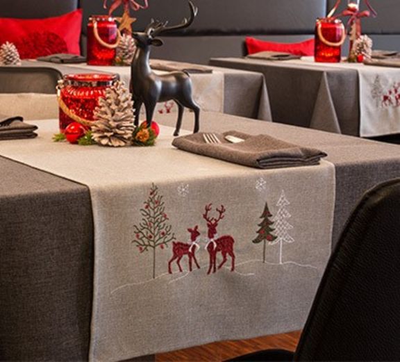 Tischwäsche mit eingestickter weihnachtlicher Winterlandschaft und Rehen