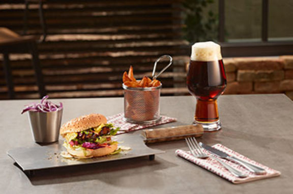 Burger mit Pommes und ein dunkles Bier
