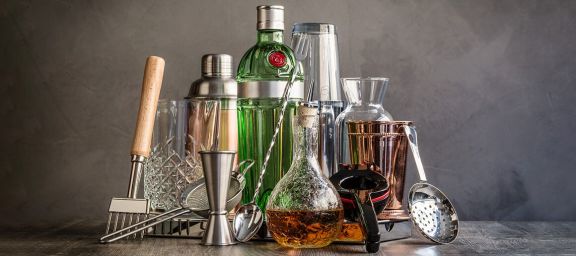 Mixologie barzubehoer wird gezeigt