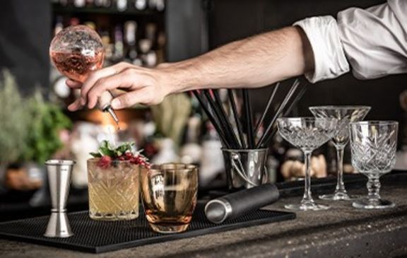 hand beim cocktail servieren