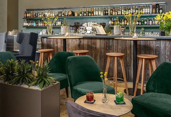 bar mit grünen sesseln samtstoff holzhocker