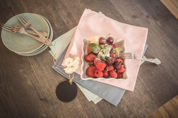 Teller und Kuchengabeln für ein leckeres Dessert mit Früchten