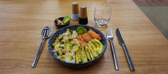 Japanische Sushi-Bowl mit Basmatireis, Lachsfilet, Wasabi und Sushi-Ingwer