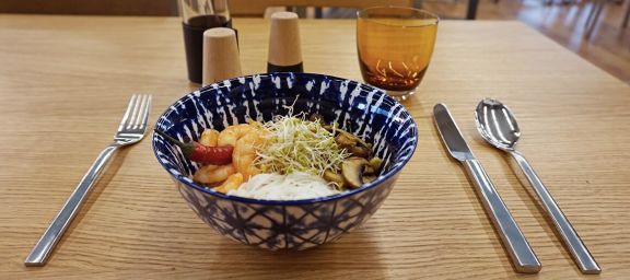 Thai Bowl mit Reisnudeln, Schrimps und Currypaste