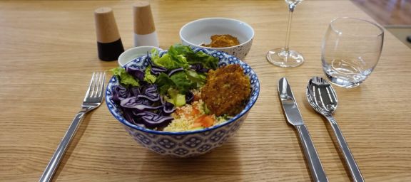 Oriental Bowl mit Rotkohl, Falafel und griechischen Joghurt