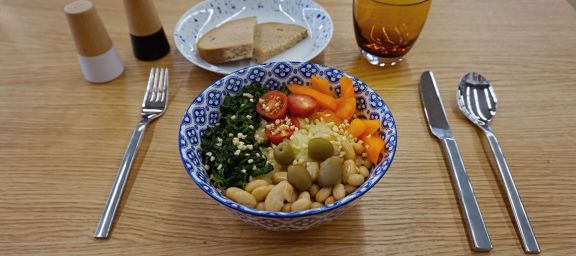 Spanische Tapas Bowl mit weißen Bohnen, Risottoreis, Spinat
