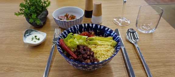 Mexikanischer Burrito Bowl mit Quinoa, Kidneybohnen, Avocado