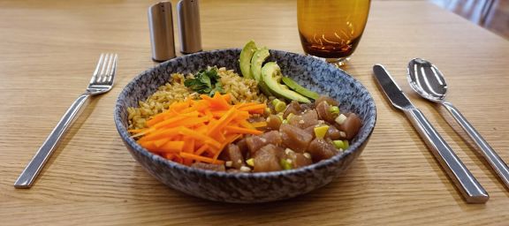 Hawaiianische Poké Bowl mit Thunfisch und braunen Reis
