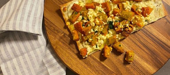 Gemüse-Käse Flammkuchen auf Holzbrett