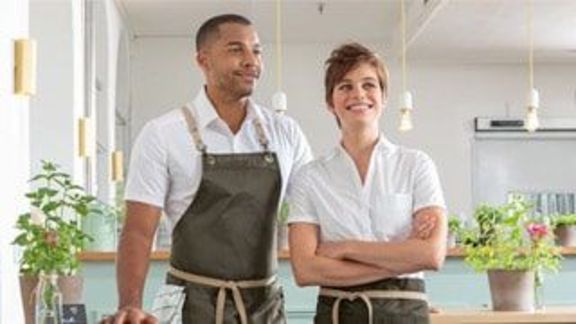 Deux personnes en vêtements professionnels