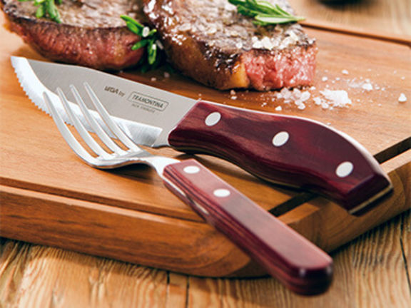 Steakbesteck auf einem Holzbrett
