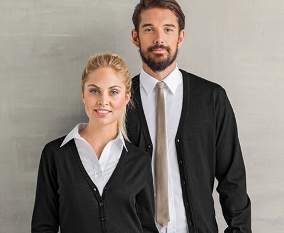 Frau und Man tragen Wollcardigans