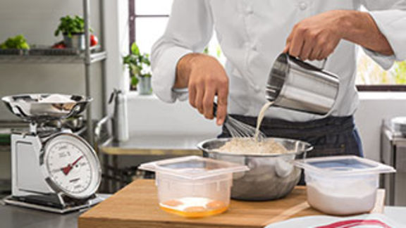 Un cuisinier est en train de préparer un plat 