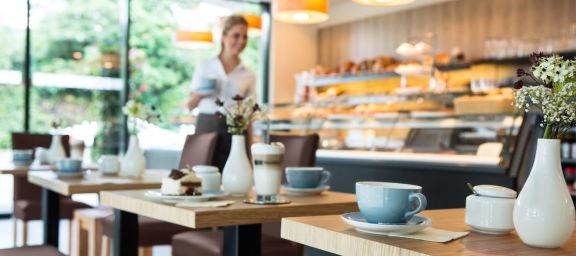Blick in eine Bäckerei mit gemütlichen Sitzplätzen