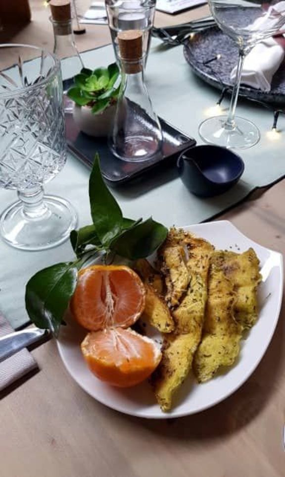 Un plato con pavo vegano de Vegan or Death, accesorios de mesa , copas de vino y un mantel de LUSINI