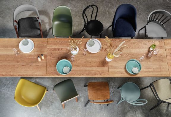 Olika stolar runt ett restaurangbord