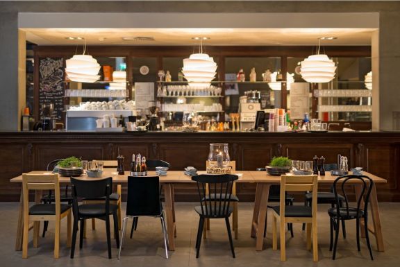 Olika stolar runt ett bord på restaurang