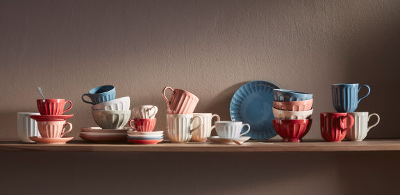Verschillende kleuren koffiekopjes en mokken van serviesserie Bel Colore