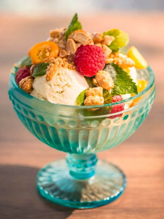 copa helada de color con frutas