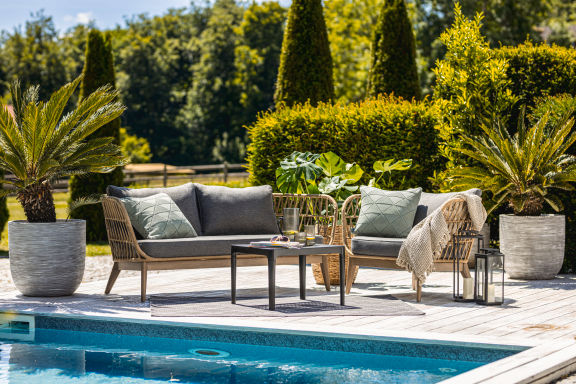 Sessel und 3-Sitzer Cassaro von VEGA neben einem Pool