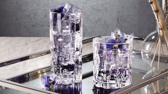 Flor de pensamiento en unos cocteles presentados en vasos de cóctel Etna de VEGA