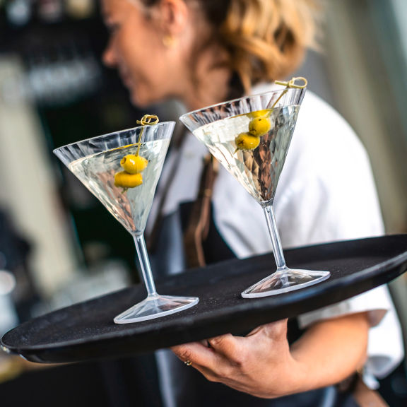 Cameriera Barista servizio al tavolo