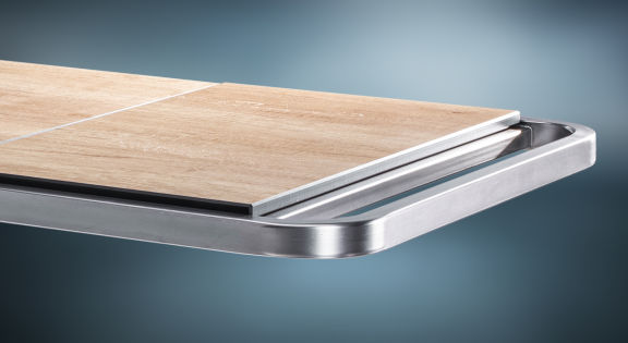 Plateau en aspect bois avec poignée en acier inoxydable