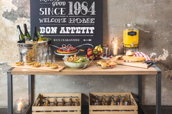 Een gedekte tafel met verschillende gerechten en drankjes.