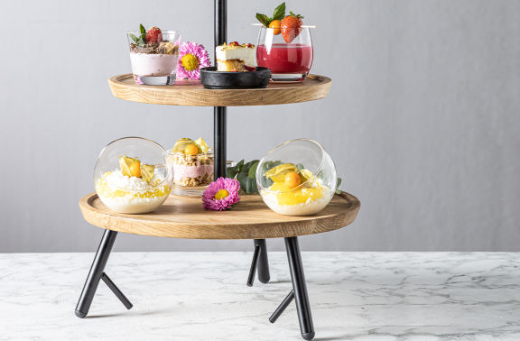 Présentoir à étages Cornu de VEGA avec des desserts