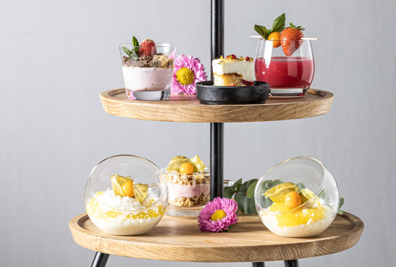 Présentoir à étages Cornu de VEGA avec des desserts
