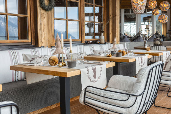 Weihnachtlich gedeckter Tisch im Restaurant