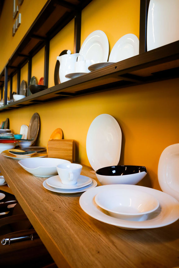 Étagère murale avec assiettes