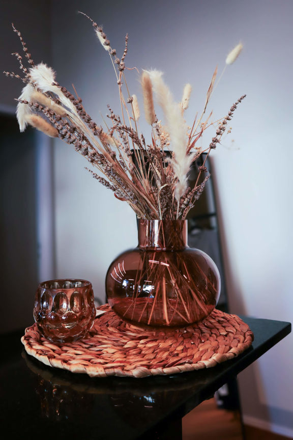 Vase avec fleurs séchées
