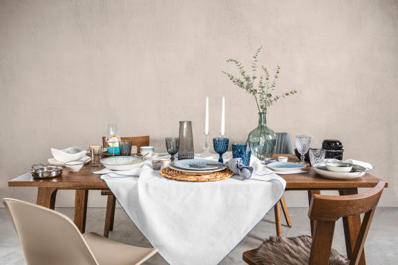 Gedeckter Tisch mit Gastrozubehör von LUSINI
