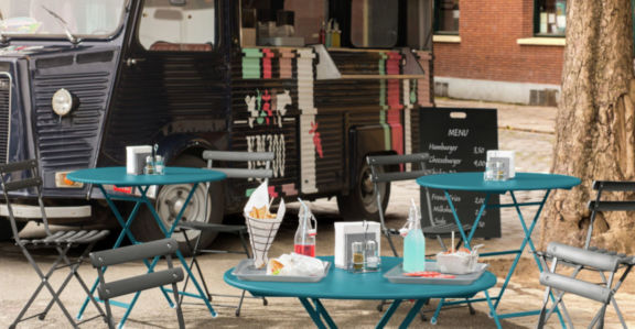 Foodtruck con mesas y sillas de exterior