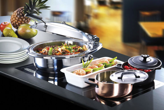 Divers accessoires de buffet SCHOLL en différents matériaux, avec une variété de plats