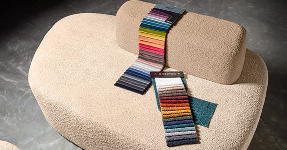Sofa Norsk in beige mit Materialfächer