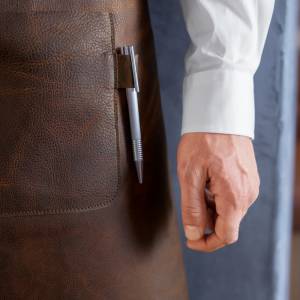 your surprise grembiule barbecue in pelle di bufalo personalizzato con nome – Grembiule da griglia regolabile (marrone e nero