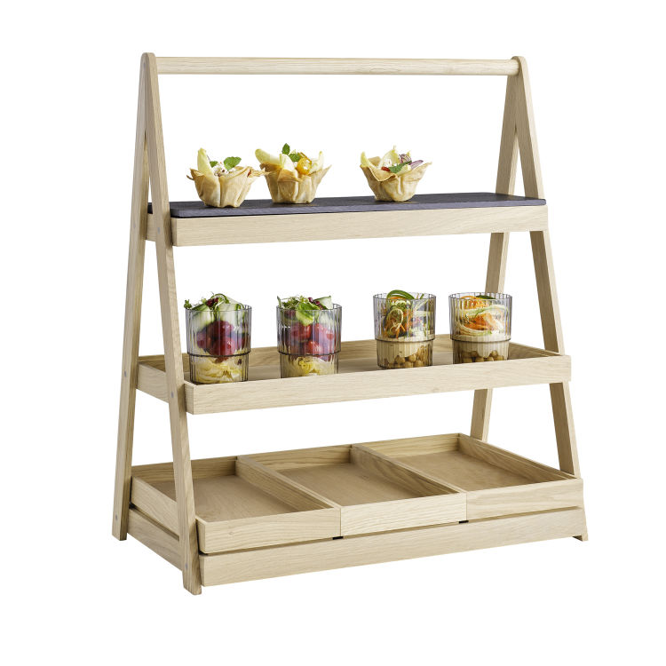 Etagère, 3-stufig -VALO- 55,5 x 32,5 cm, H: 64 cm Eichenholz (geölt) untere Ebene: GN 1/1 mittlere Ebene: 53 x 26,5 cm obere Ebene: GN 2/4