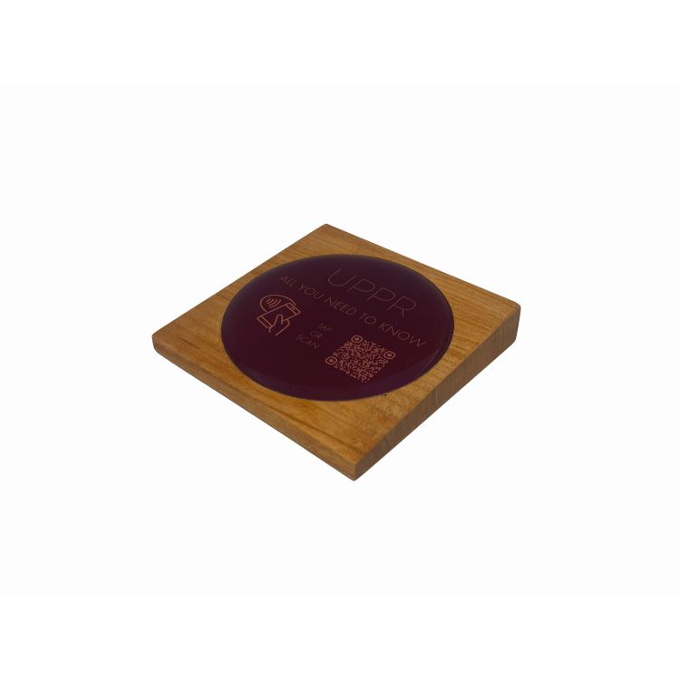 Tischaufsteller liegend schräg mit QR-Code Aufkleber matt und NFC-Chip