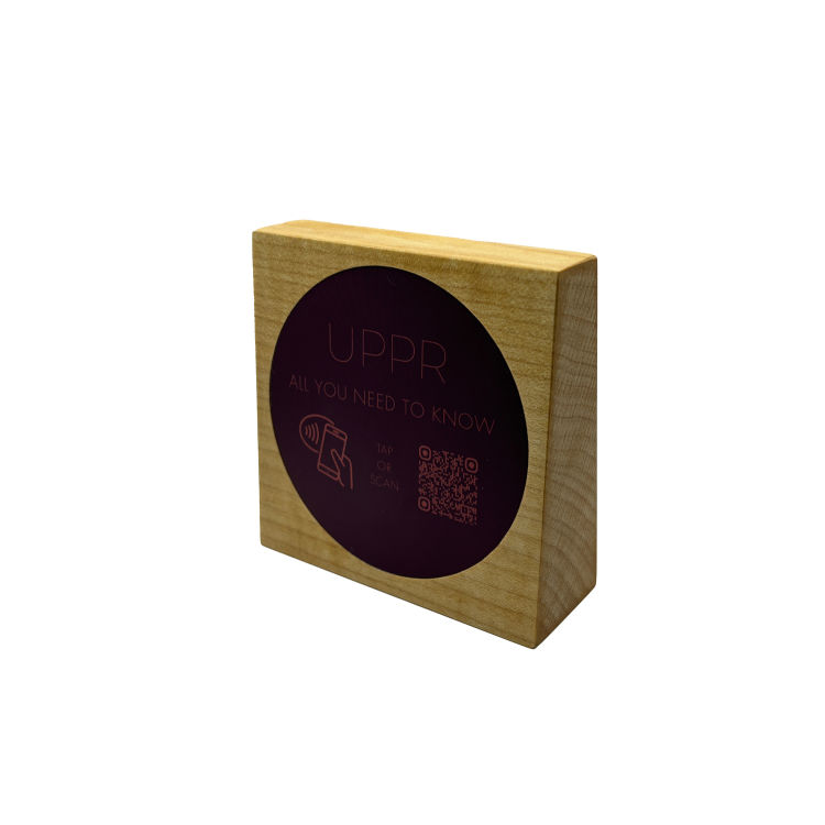 Tischaufsteller stehend mit QR-Code Aufkleber matt und NFC-Chip