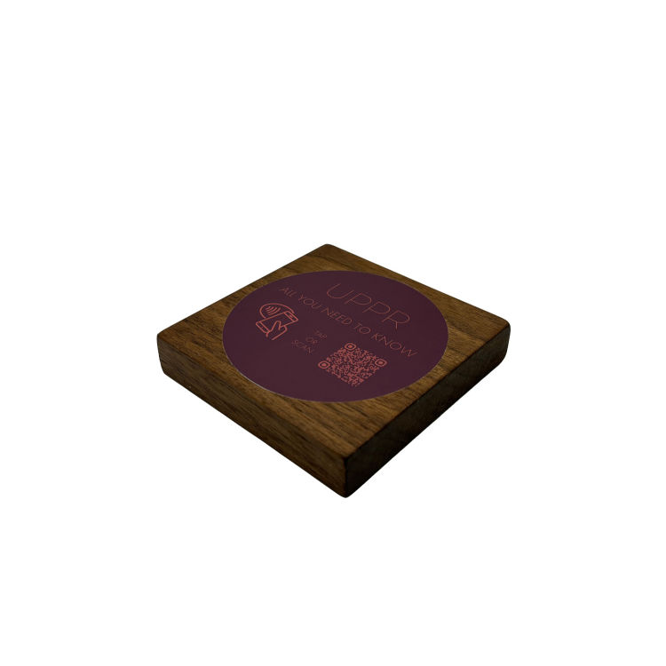 Tischaufsteller liegend schräg mit QR-Code Aufkleber glänzend und NFC-Chip