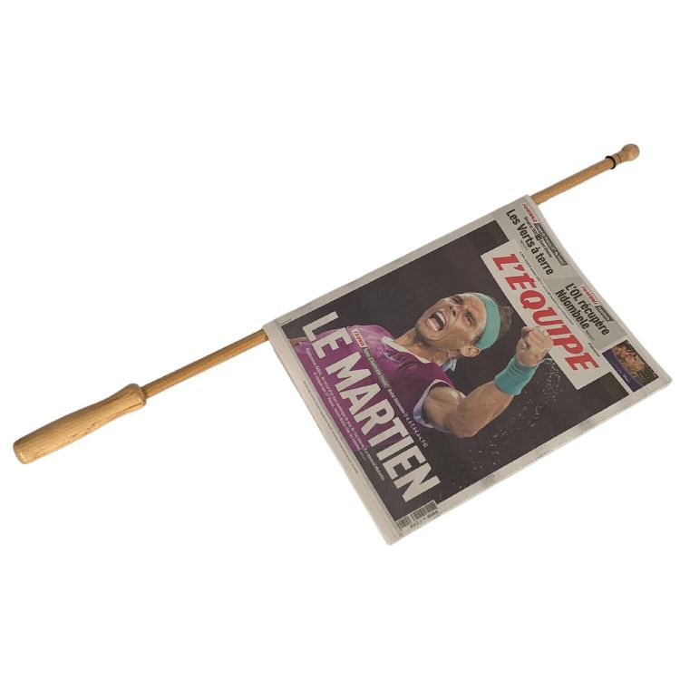 Zeitungsstab aus lackiertem hellem Holz, 75 cm lang.