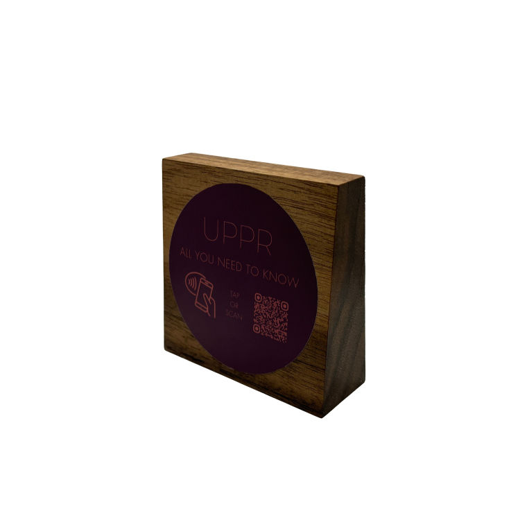 Tischaufsteller stehend mit QR-Code Aufkleber matt und NFC-Chip